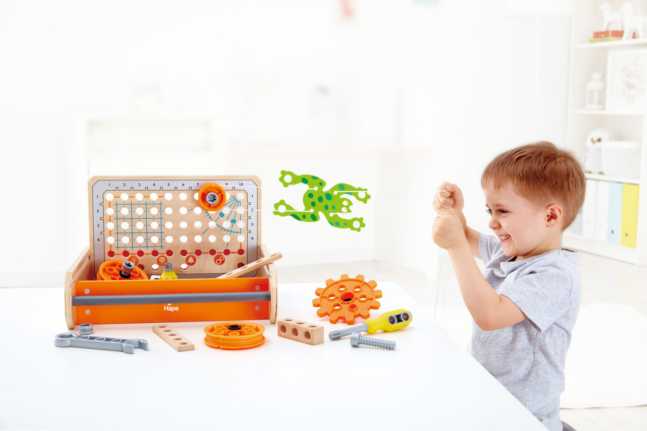 ** WIN ** Hape Science Experiment Toolbox – Junior Inventor