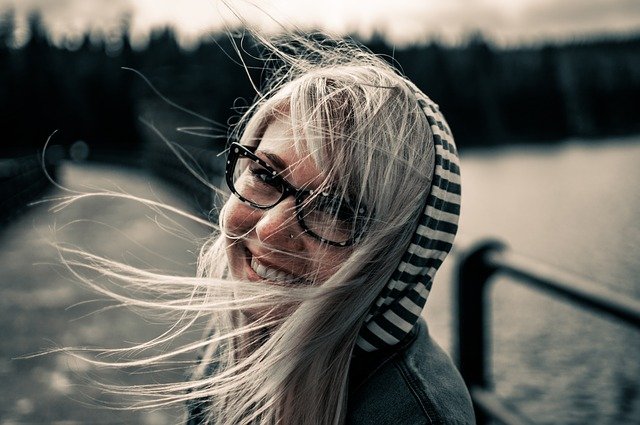Eyeglasses vs Contact Lenses: The Pros and Cons