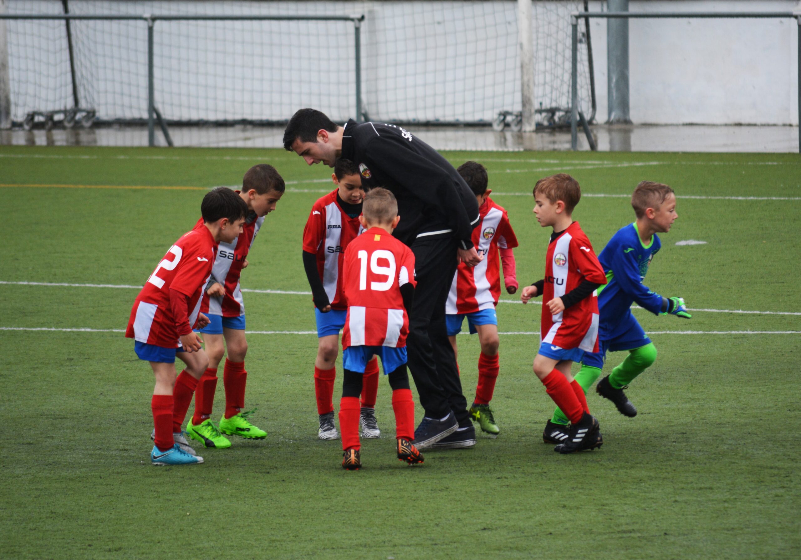 5 Reasons To Enrol Your Kids In A Football Academy