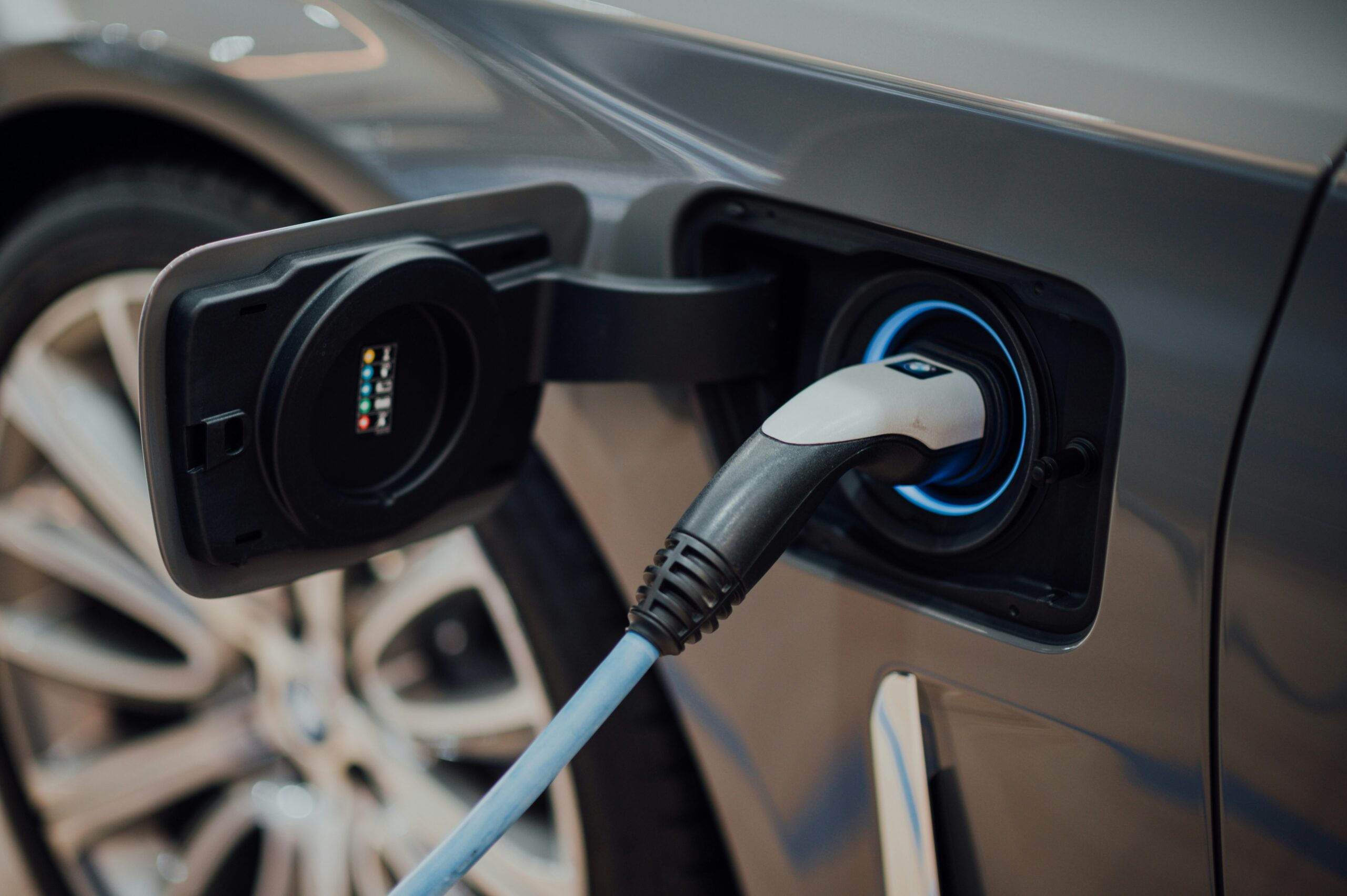 Electric Vehicles vs. Hybrid Vehicles: Which is Better?
