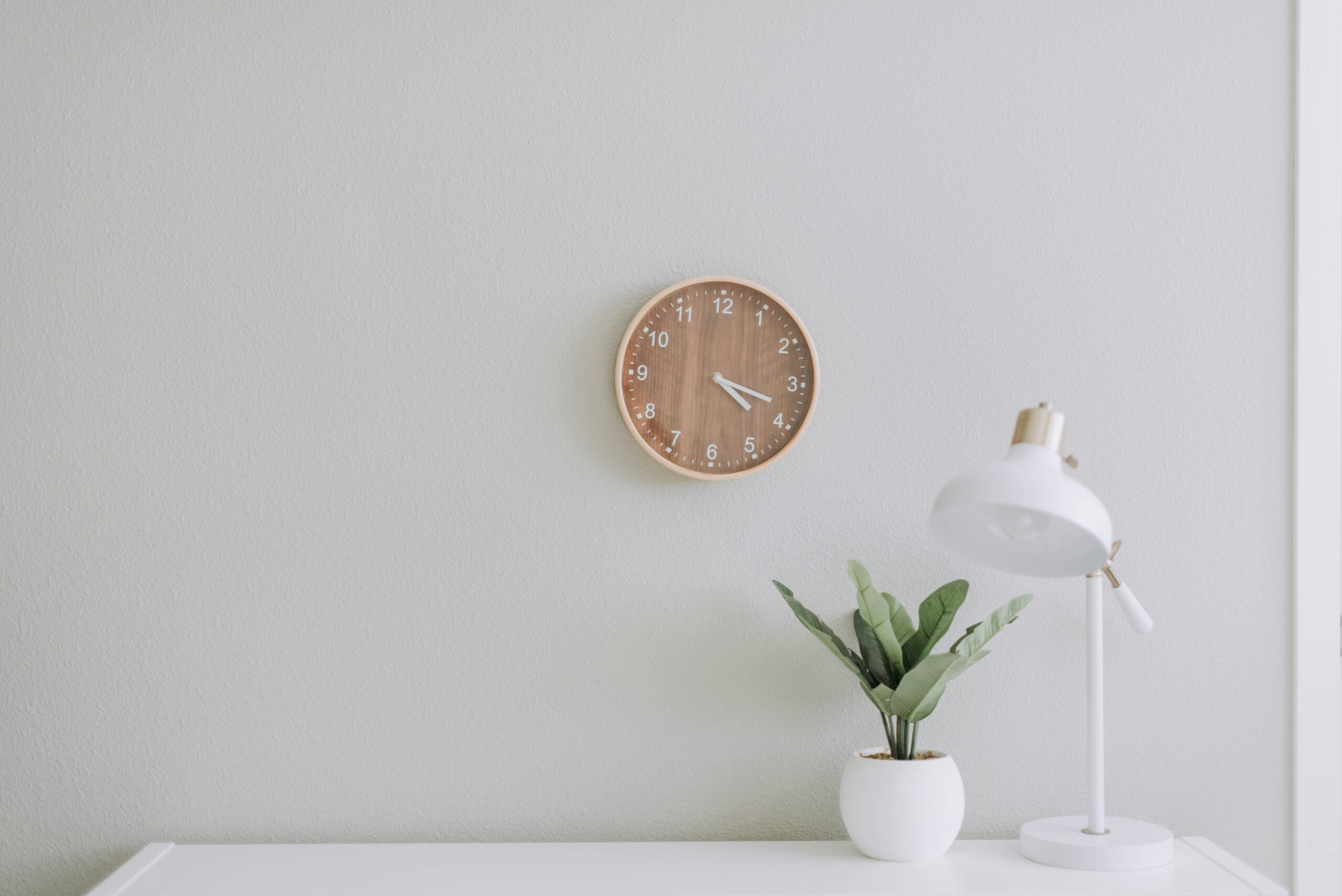 5 Essential Tips for Organizing Things in Office Desks