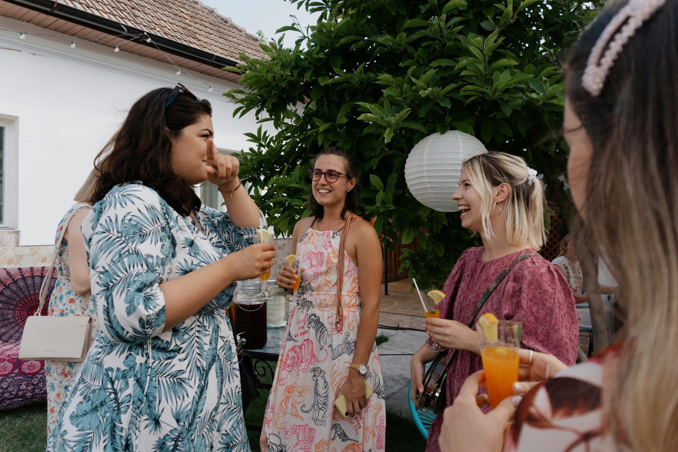 The 6 Best Summer Hosting Tips for Backyard Entertaining