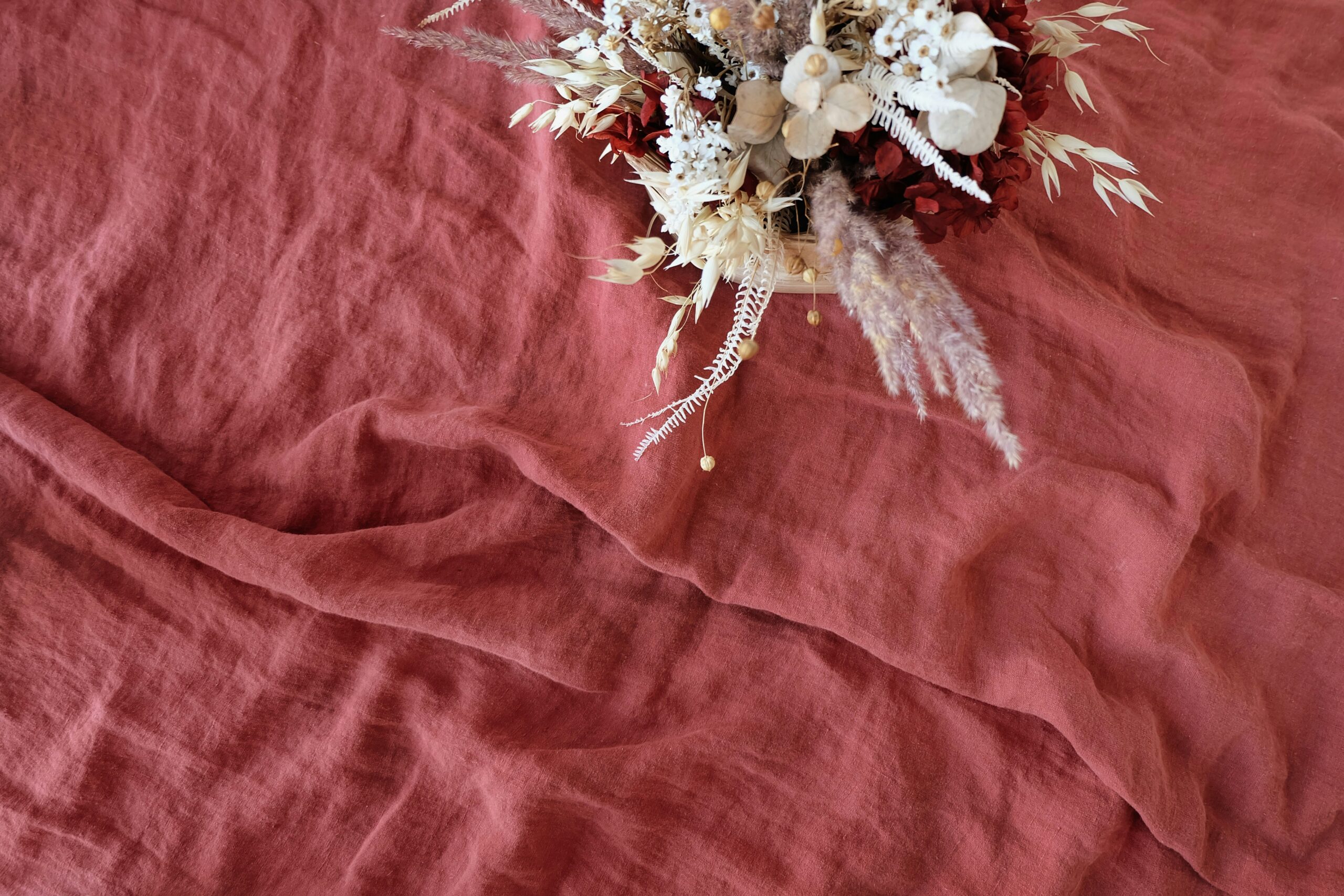 Banquet Elegance with Red Table Cloth Charm