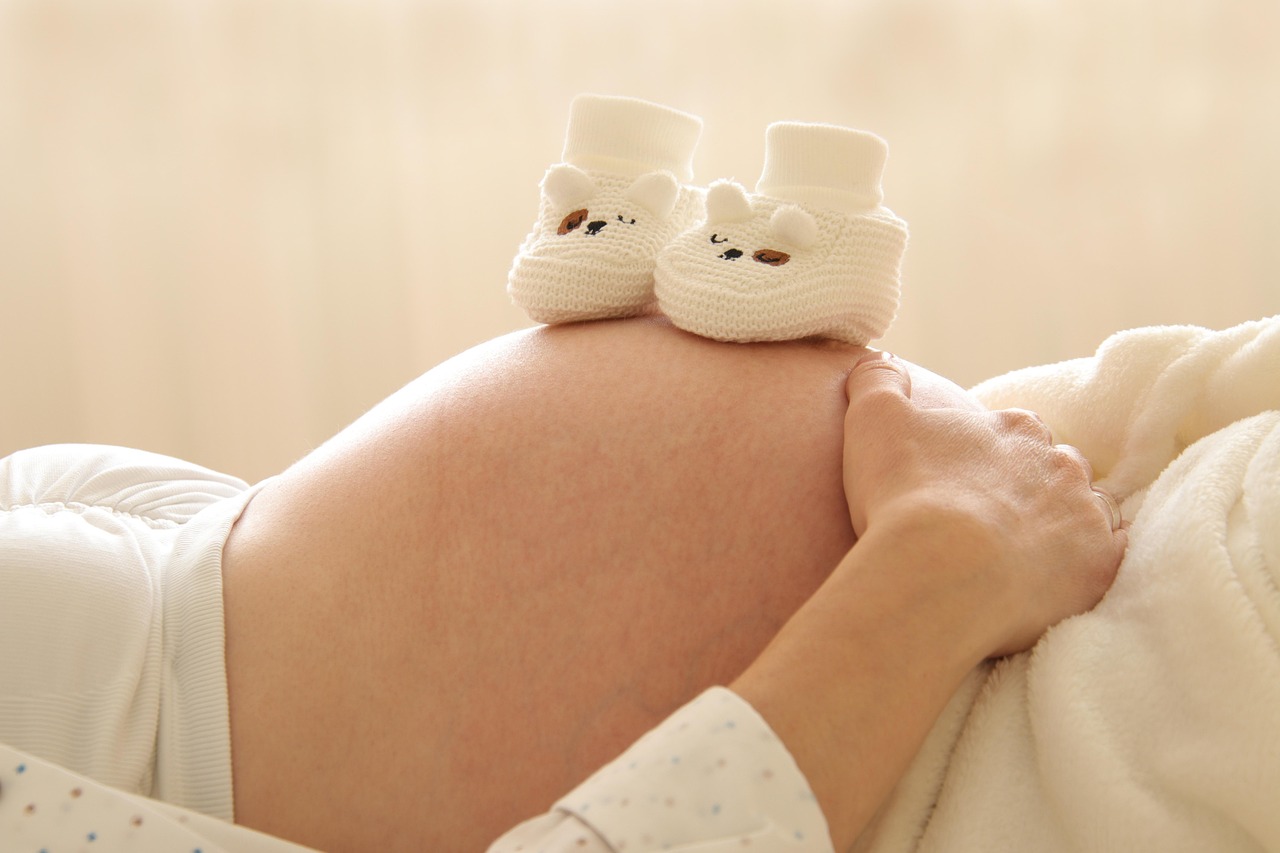 The Art of Posing for Flattering Maternity Photography