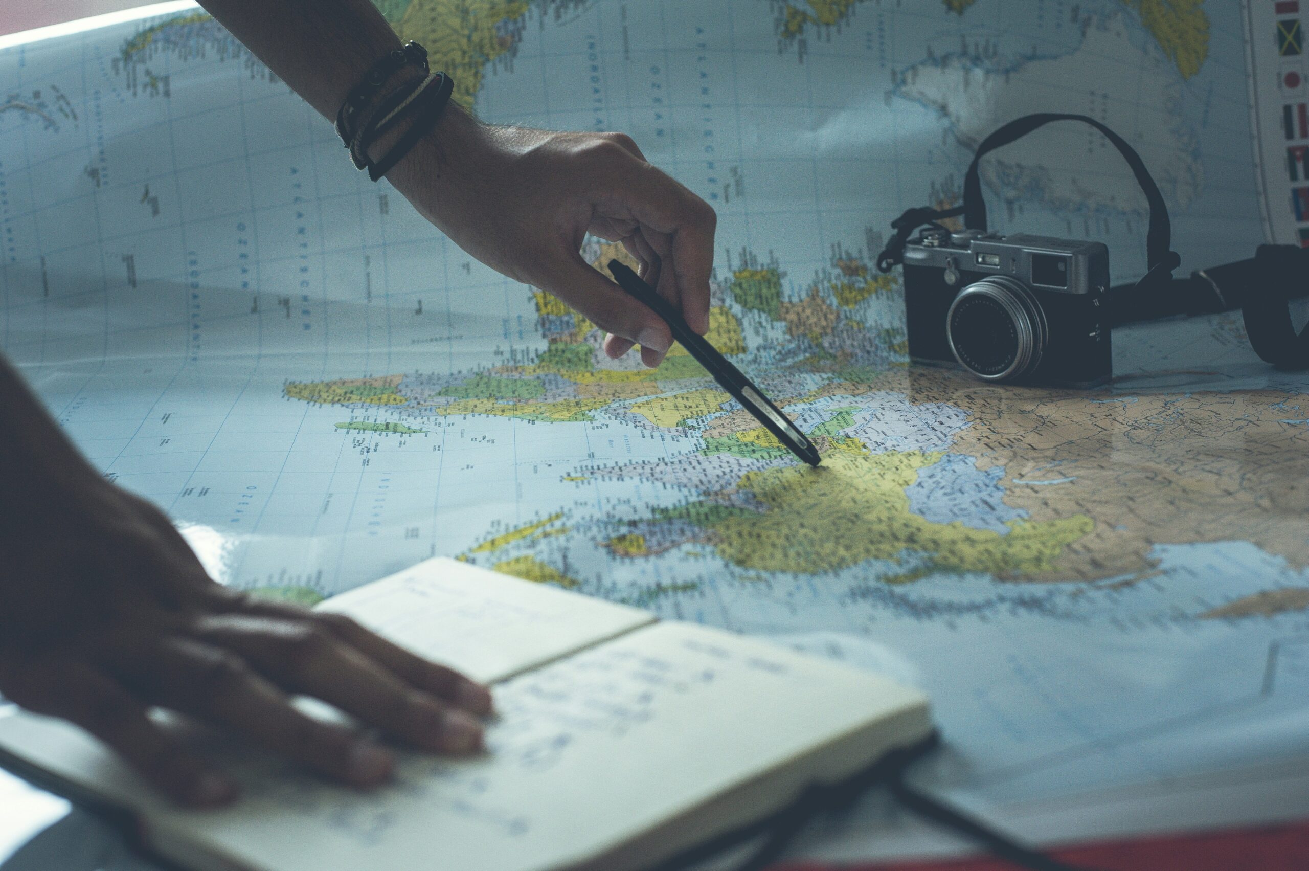 Best 6 Corporate Travel Management Firms with Traveller Tracking